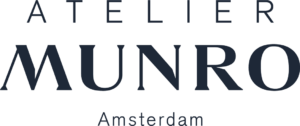 Het logo van Atelier Munro Amsterdam heeft dunne en dikke donkerblauwe letters en is tevreden over onze samenwerking omtrent persberichten.