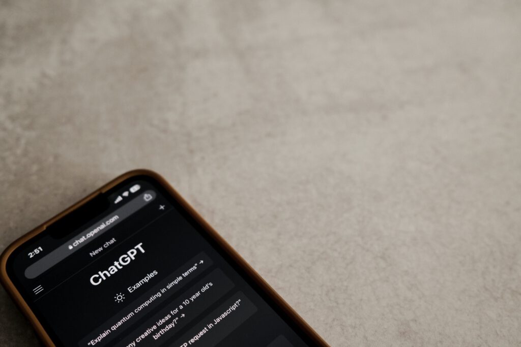 Telefoon met daarop de AI-tool ChatGPT geopend.